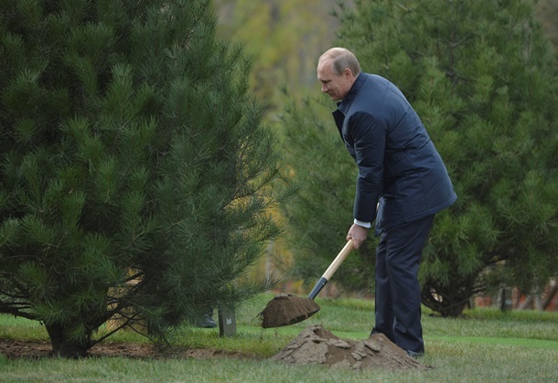 Путин с лопатой.htm
